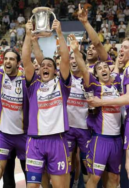 Los jugadores del BM Valladolid elevan el trofeo que les acredita como vencedores de la XXXI Copa del Rey de balonmano.