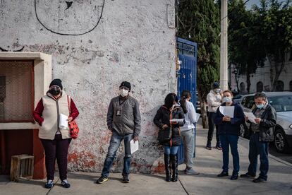 Durante los últimos días, los Estados del centro y norte de México han experimentado un pronunciado descenso de las temperaturas. En la imagen, un grupo de personas, todas abrigadas, esperan en fila en un centro de vacunación en Ciudad de México, el 23 de diciembre de 2022.
