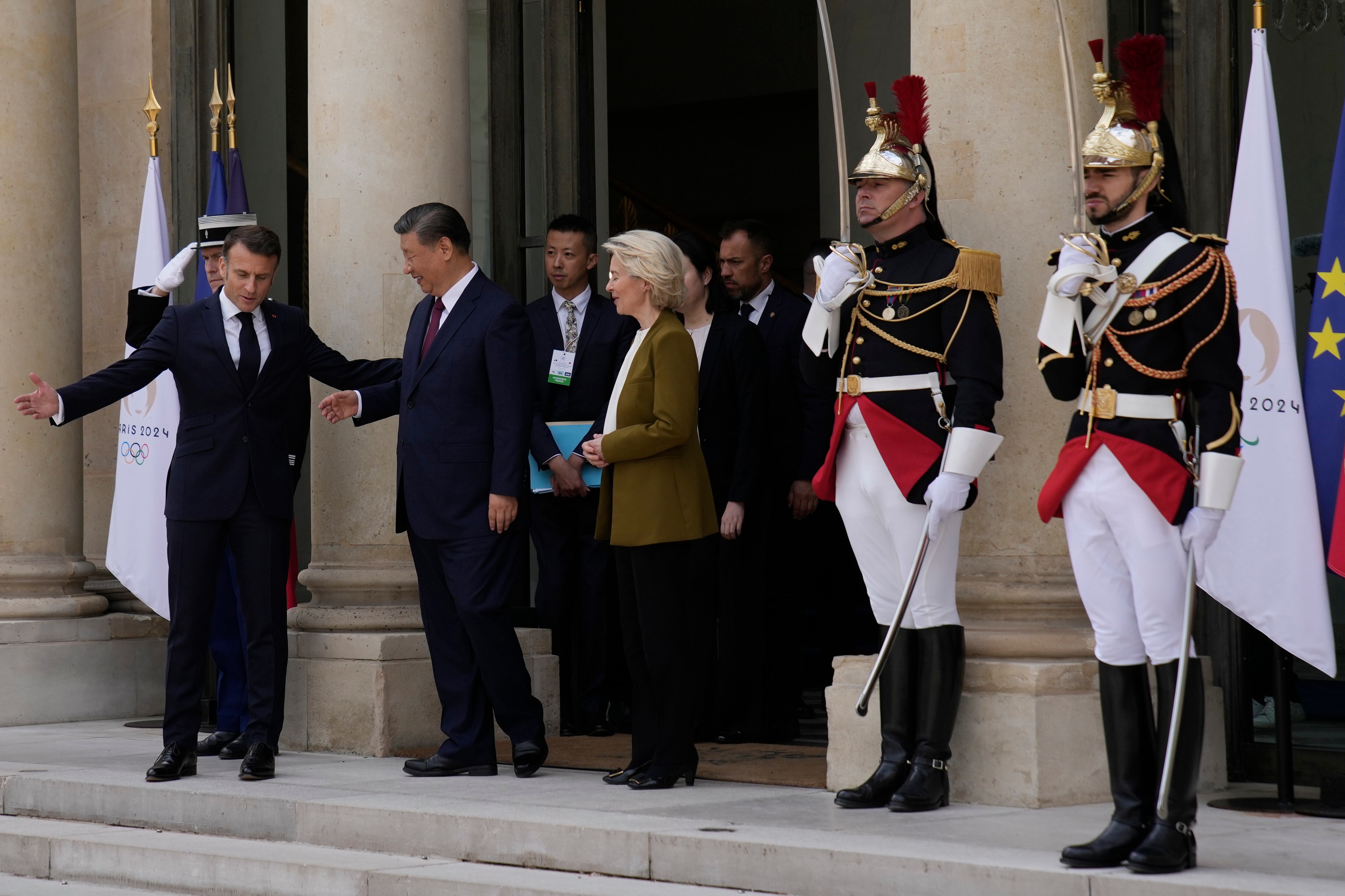 El presidente francés, Emmanuel Macron (izquierda), y la presidenta de la Comisión Europea, Ursula von der Leyen (derecha), acompañan al presidente de China, Xi Jinping, este lunes 6 de mayo en el palacio del Elíseo, en París.
