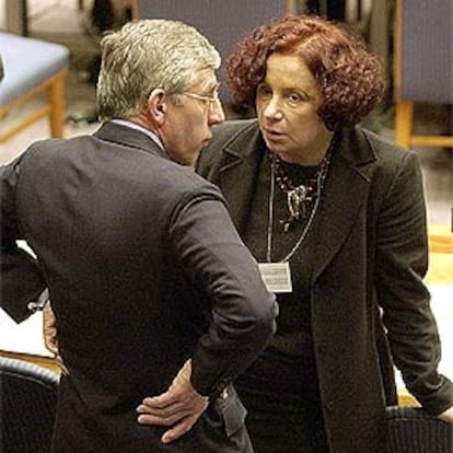 Ana Palacio, ministra de Exteriores, con su homólogo británico, Jack Straw, en el Consejo de Seguridad.