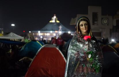 Los peregrinos pasan la noche frente a la Basílica de Guadalupe en honor a la Guadalupana.