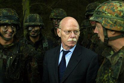 El ministro de Defensa alemán, Peter Struck, junto a varios soldados, el pasado agosto en Bergen.