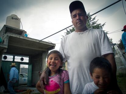 Maclovio, el marido de Ventura López, y dos de sus hijos. Según el día, Maclovio, es obrero o vendedor de tamales. Su mujer es ama de casa. En su casa entran unos 4.000 pesos mensuales, o cerca de 200 euros. Tienen cuatro hijos. Tuvieron que ahorrar durante unos meses para pagar la instalación de su sistema de captación de agua de lluvia. 
