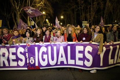 La mayoría de las ministras del PSOE y de Podemos han acudido a la misma marcha de Madrid, la oficial, aunque ambos bloques se manifiestan a unos 100 metros de distancia, cada uno detrás de su pancarta. En la imagen, las ministras de Sanidad, Carolina Darias; de Transportes, Movilidad y Agenda Urbana, Raquel Sánchez; de Política Territorial y portavoz del Gobierno, Isabel Rodríguez; de Asuntos Económicos y vicepresidenta primera, Nadia Calviño; junto a Begoña Gómez, esposa del presidente de Gobierno; la ministra de Hacienda y Función Pública, María Jesús Montero; la ministra de Justicia, Pilar Llop; y la ministra de Industria, Comercio y Turismo, Reyes Maroto, asisten a la manifestación del 8-M en Madrid. 