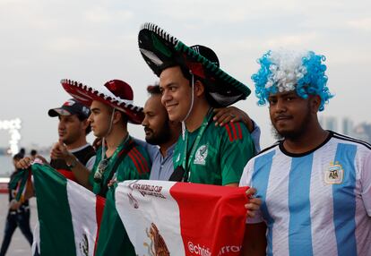 Aficionados de México y Argentina, este jueves en Doha.