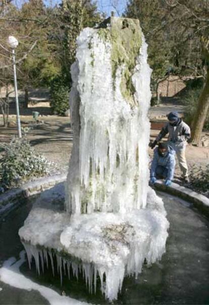 Cataluña no se ha quedado al margen de la ola de frío que invade estos días la península. En esta foto, tomada en la localidad tarragonense de Vilanova de Prades, se aprecia los efectos del frío en un parque público, donde el agua que emana de una fuente ha quedado literalmente petrificada por las bajas temperaturas.