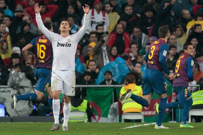 Una de las imágenes más emblemáticas de la noche del Bernabéu: el Barcelona acaba de empatar y Cristiano se desespera con los brazos al cielo.