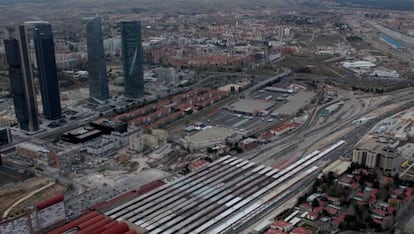 Distrito Castellana Norte. Los terrenos incluidos en la Operaci&oacute;n Chamart&iacute;n, con la estaci&oacute;n de tren en primer t&eacute;rmino. 