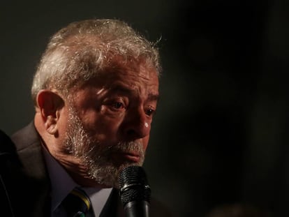 O ex-presidente Lula discursa em Curitiba, em 10 de maio.