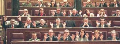 Diputados del PSOE y de IU muestran las manos durante la votación en el Congreso de la reforma del Código Penal para simbolizar su negativa a participar.