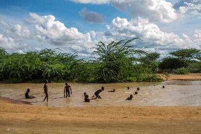 Durante la época de lluvias, en el desierto donde se levantó Dadaab brota algo de vegetación y se forman grandes charcas donde los niños refugiados aprovechan para refrescarse.