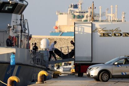 Traslado del cadáver de uno de los migrantes muertos en el naufragio.