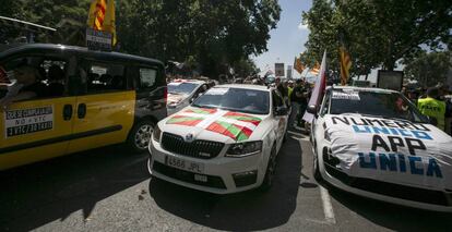 Miles de taxistas procedentes de toda España se manifiestan en Madrid contra la competencia de plataformas como Uber y Cabify.