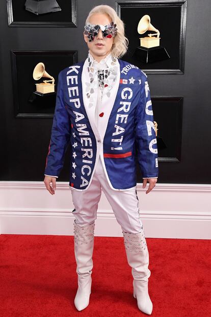 Villa no fue la única que acudió a esta edición vestida en favor de Trump. Ricky Rebel también quiso expresar su apoyo al presidente con un traje de chaqueta que repetía la famosa consigna. Lo más llamativo de su aparición es que el cantante es también activista en favor de los derechos LGTB+.