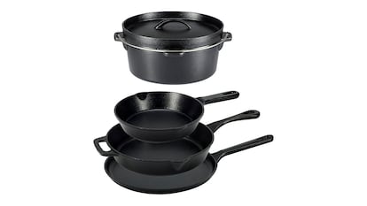 Sartenes de hierro fundido sobre fondo blanco.