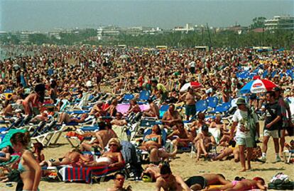 Aspecto de la playa de Salou (Tarragona) durante la Semana Santa.