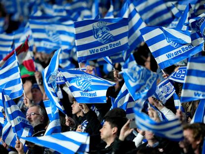 Los seguidores de la Real Sociedad, con banderas del equipo, durante la vuelta de octavos de la Champions League frente al PSG, en el Real Arena, el pasado 5 de marzo.