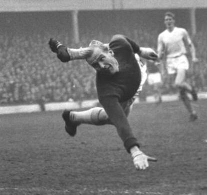 Bert Trautman hace una parada con el Manchester City en noviembre de 1959 ante el West Ham United en Upton Park.