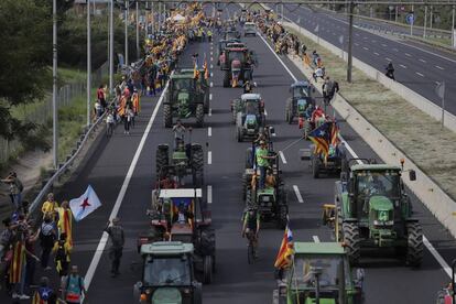 Un grupo de tractores encabeza una de las marchas que hoy llegará a Barcelona el día de la huelga general.