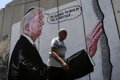 Un grafiti muestra al presidente Trump en el controvertido muro que separa Israel de Cisjordania, en la ciudad de Belén.