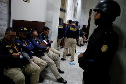 Funcionarios guatemaltecos esperan en la corte durante la audiencia de policías implicados en una red de tráfico de personas, este martes en Ciudad de Guatemala.