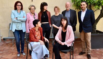 De izquierda a derecha, de pie: Àngels Gregori, Marta Ana Diz, Maria Cabrera, Hollie McNish, Adam Zagajewski y Najwan Darwish. Sentadas, Marina Mascarell y Mireial Calafell.  