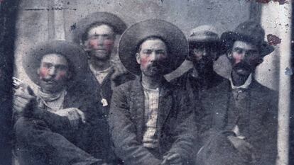 Encontrada foto com duas lendas do Oeste: Billy the Kid (segundo à esquerda) e Pat Garrett (na ponta direita)