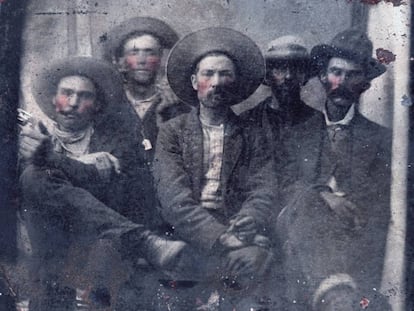 Encontrada foto com duas lendas do Oeste: Billy the Kid (segundo à esquerda) e Pat Garrett (na ponta direita)