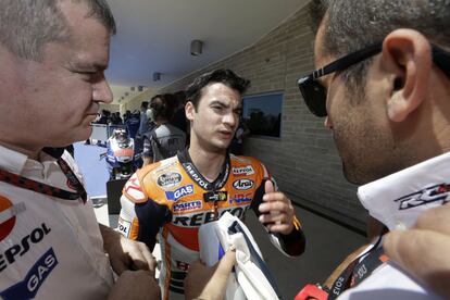 Dani Pedrosa, charla con tecnicos de su equipo.