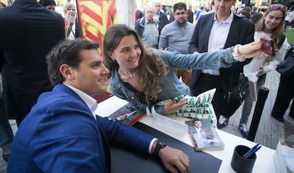 Albert Rivera con una de sus seguidoras durante Sant Jordi.