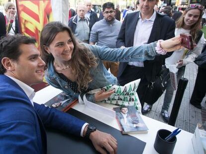Albert Rivera con una de sus seguidoras durante Sant Jordi.