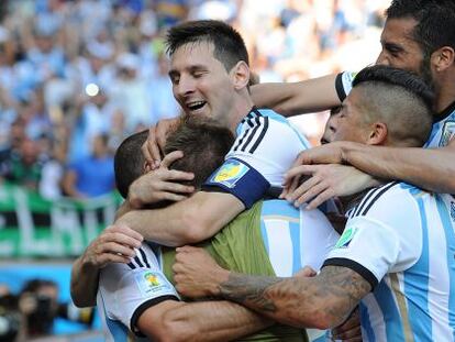 Messi e seus colegas celebram um gol contra o Irã.