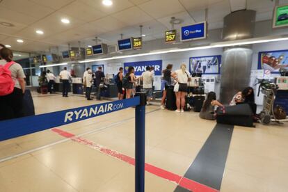 Pasajeros en los mostradores de Ryanair reclaman sus vuelos en el aeropuerto de Madrid Barajas-Adolfo Suárez.