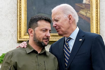 El presidente de Estados Unidos, Joe Biden, abraza a su homólogo ucranio, Volodímir Zelenski, en la Casa Blanca en septiembre.