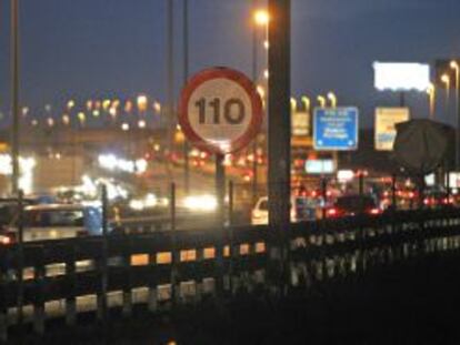 Una señal de tráfico de restrición de velocidad a 110 km/ h, situada en la A- 5, a la salida de Madrid.