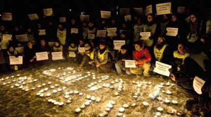 Activistas de Greenpeace anoche, en una vigilia contra el fracaso de la cumbre y en demanda de libertad para los tres ecologistas detenidos.