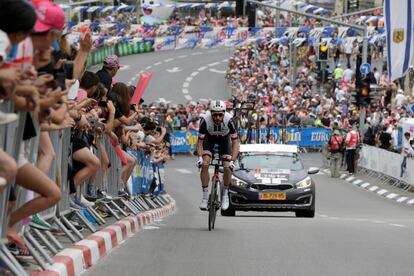  El ciclista holandés Roy Curvers, del equipo Sunweb, participa en la primera etapa del Giro de italia, en Jerusalén, el 4 de mayo de 2018.  
