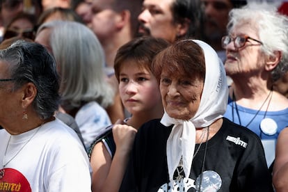 Taty Almeida, miembro de la organización de derechos humanos Madres de Plaza de Mayo, asiste a la manifestación por las víctimas de la última dictadura argentina.