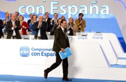 Rajoy se dirige al estrado para dar su discurso.