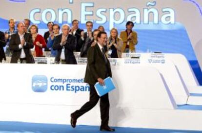 Rajoy se dirige al estrado para dar su discurso.