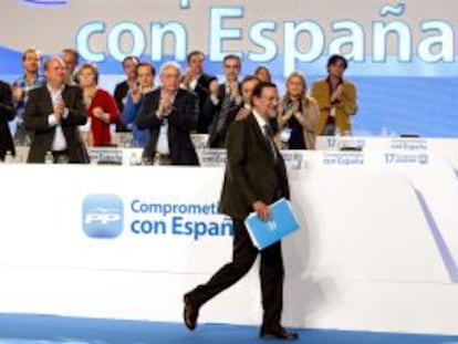 Rajoy se dirige al estrado para dar su discurso.