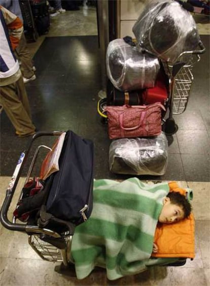 Los afectados por la suspensión de Air Madrid pasan la noche como pueden en Barajas.