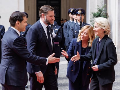 El secretario de Estado de Estados Unidos, Marco Rubio, saluda a la presidenta de la Comisión europea, Ursula von der Leyen, ante el vicepresidente estadounidense, J. D. Vance, y la primera ministra italiana, Giorgia Meloni.
