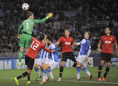 David de Gea intenta despejar un balón a la salida de un córner