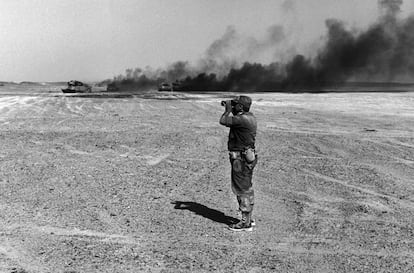 8 de junho de 1967. Ariel Sharon observa através a península do Sinai, durante a Guerra dos Seis Dias, onde comandou uma das três divisões da frente Sinai.