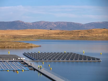 DVD1022 (08/10/2020) Vista general de la Planta Fotovoltaica flotante del embalse de Sierra Brava en Cceres. 