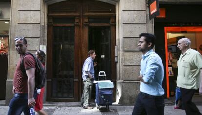 Fachada de las desaparecidas Galer&iacute;as Dalmau, en la calle de Portaferrissa. 