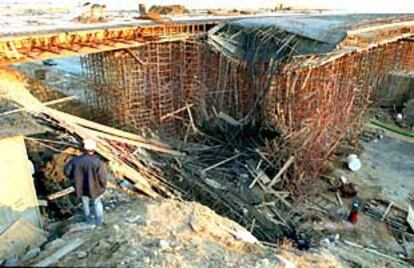 Estado en el que quedó el puente de la M-45, cerca del barrio getafense de Perales del Río, tras derrumbarse parte del andamio que lo sujetaba.