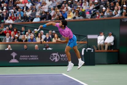 Alcaraz sirve durante la semifinal contra Sinner en Indian Wells.