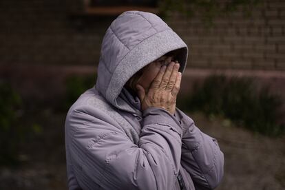 Natasha llora mientras espera en la calle principal de Lissitxanks la llegada de ayuda humanitaria que les ayude a huir. Tras una larga espera y ver que no llegaba nadie decidieron volverse a su casa.